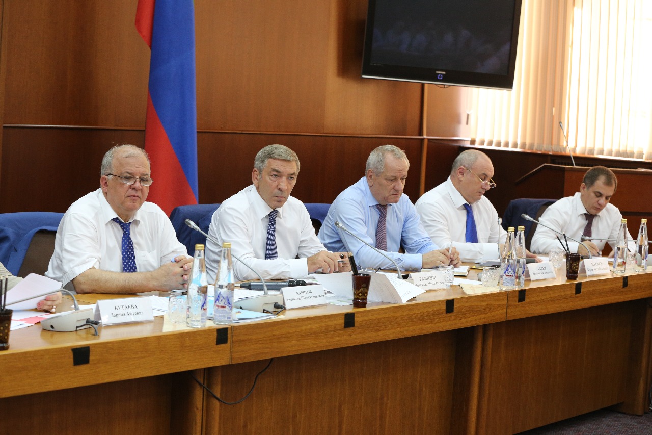 Под руководством Абдусамада Гамидова обсудили реализацию «майских» указов Президента РФ