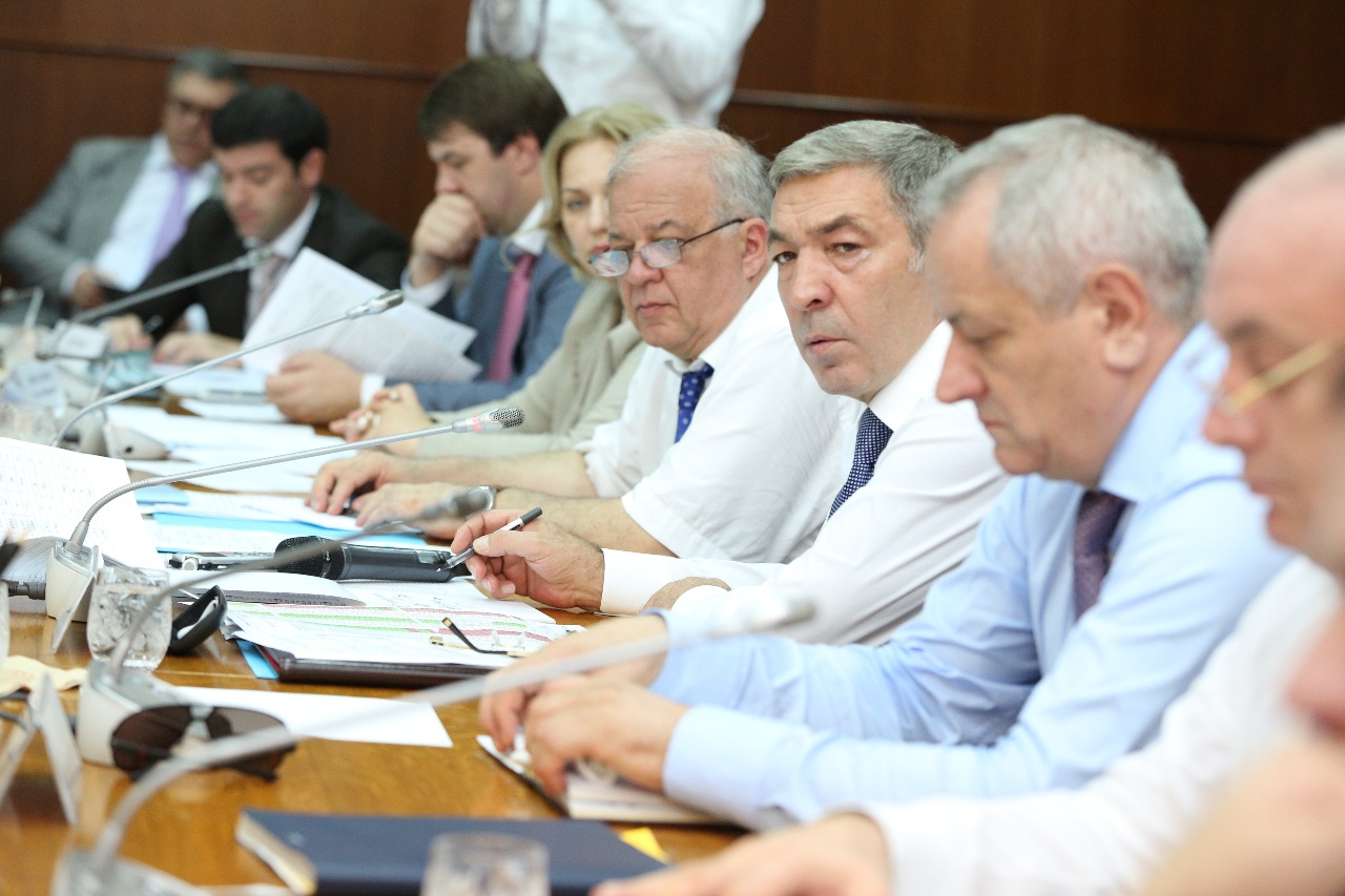 Под руководством Абдусамада Гамидова обсудили реализацию «майских» указов Президента РФ