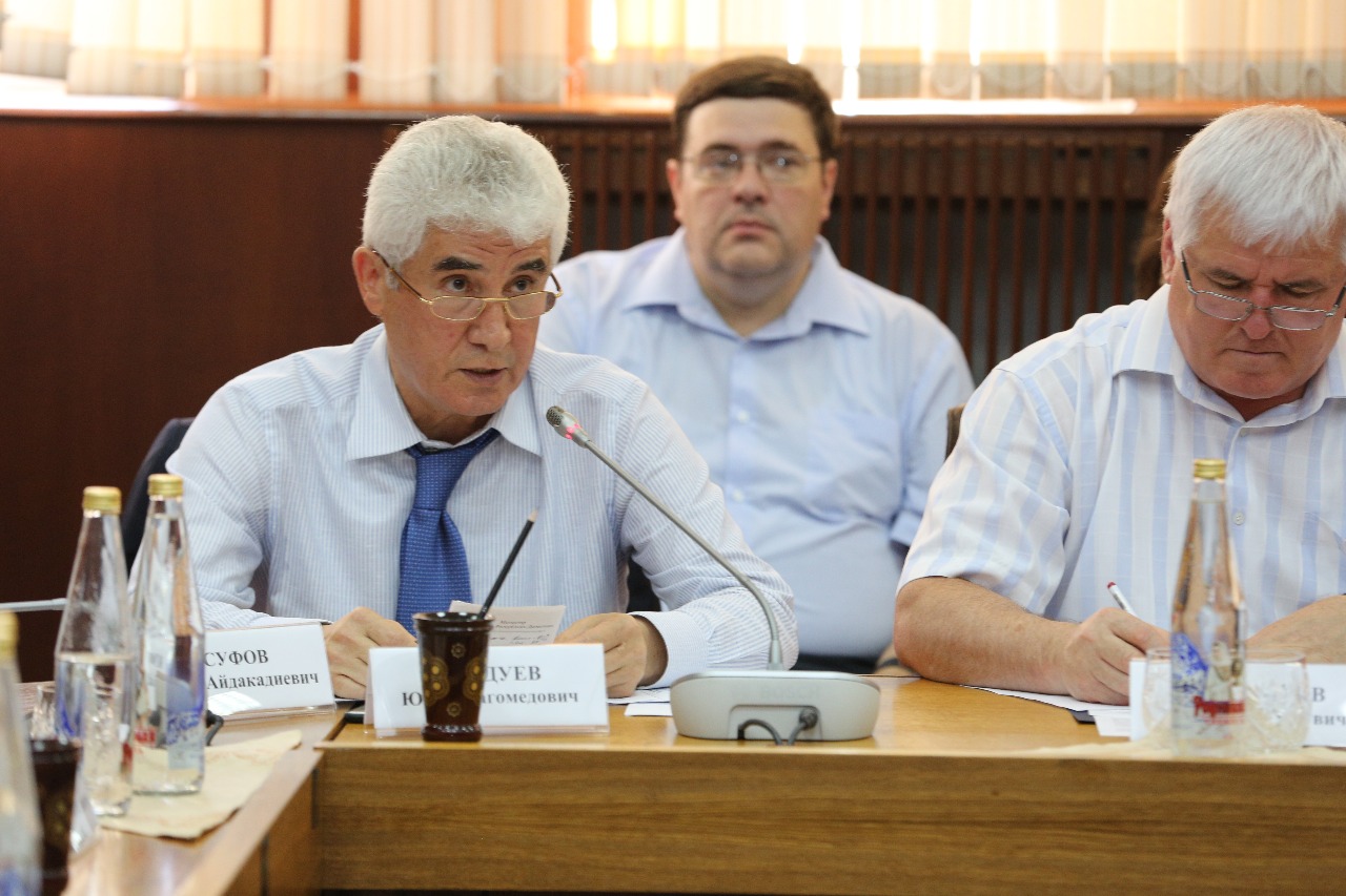 Под руководством Абдусамада Гамидова обсудили реализацию «майских» указов Президента РФ