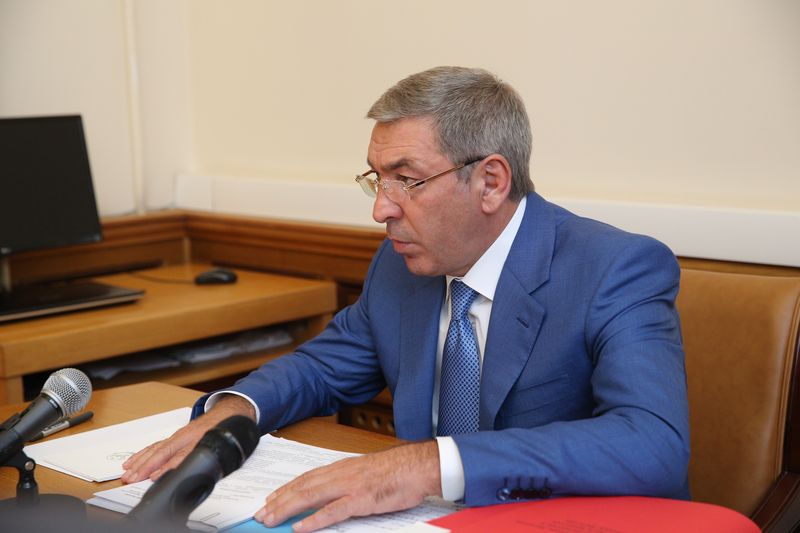 Под руководством Абдусамада Гамидова обсудили реализацию госпрограмм
