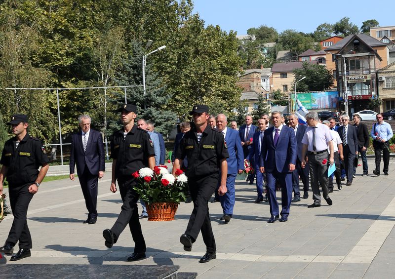 Абдусамад Гамидов и Евгений Григорьев возложили цветы к памятнику «Воину-освободителю»